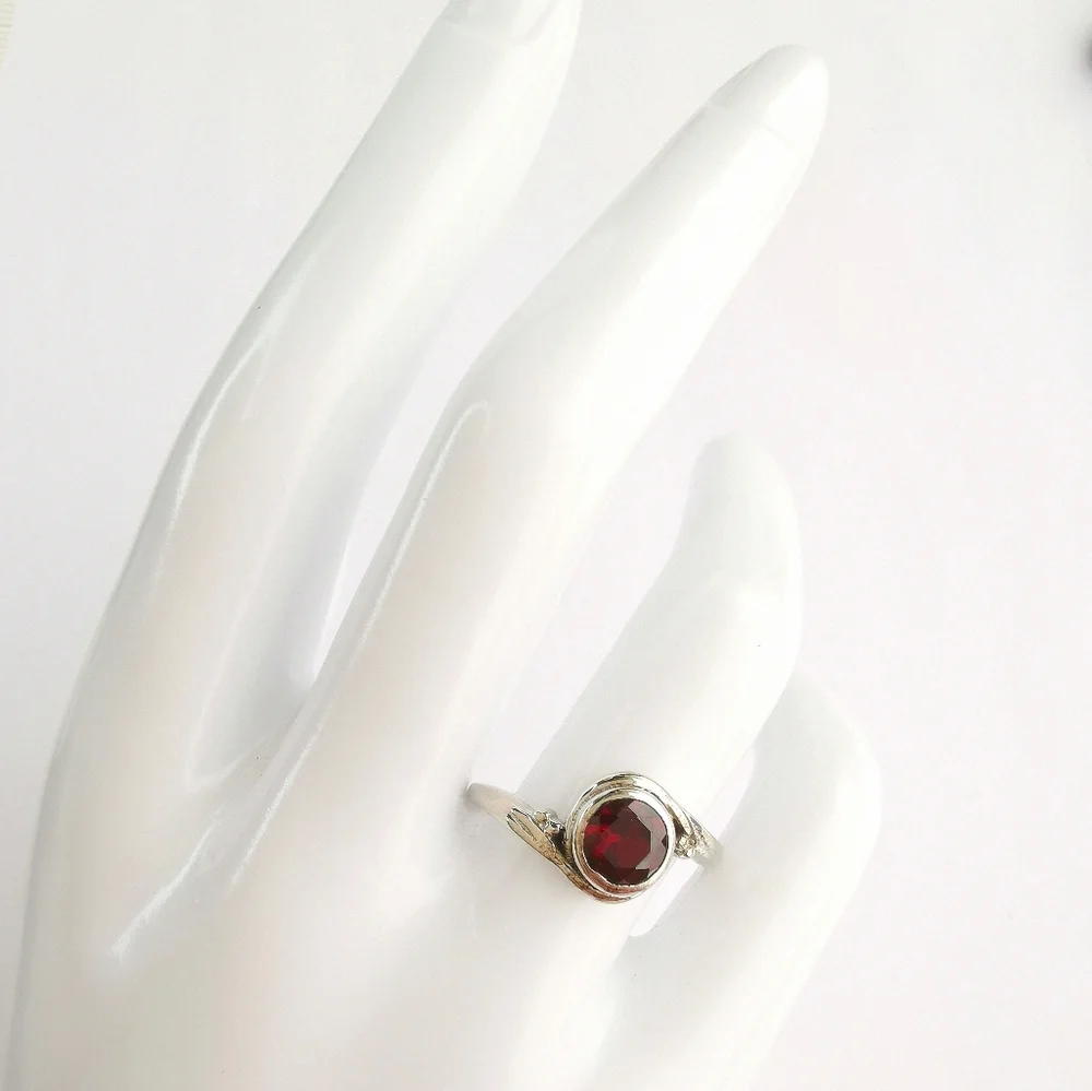 Sterling silver garnet gemstone ring size 8